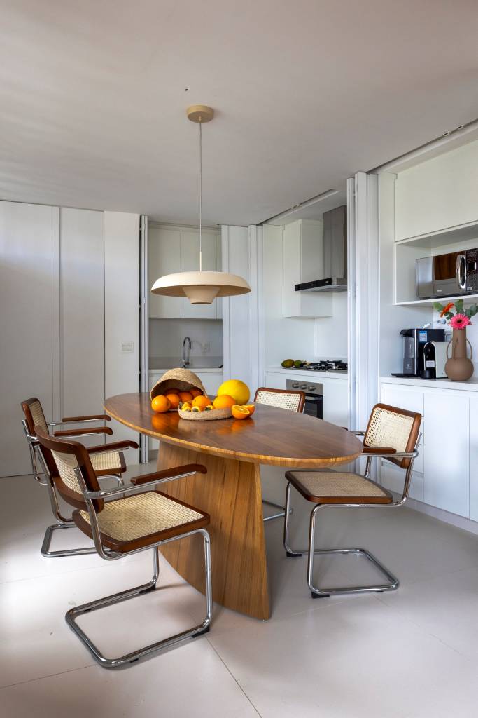 Reforma transforma sala de 12 m² em living amplo de 41 m². Projeto de BRIC Arquitetura.