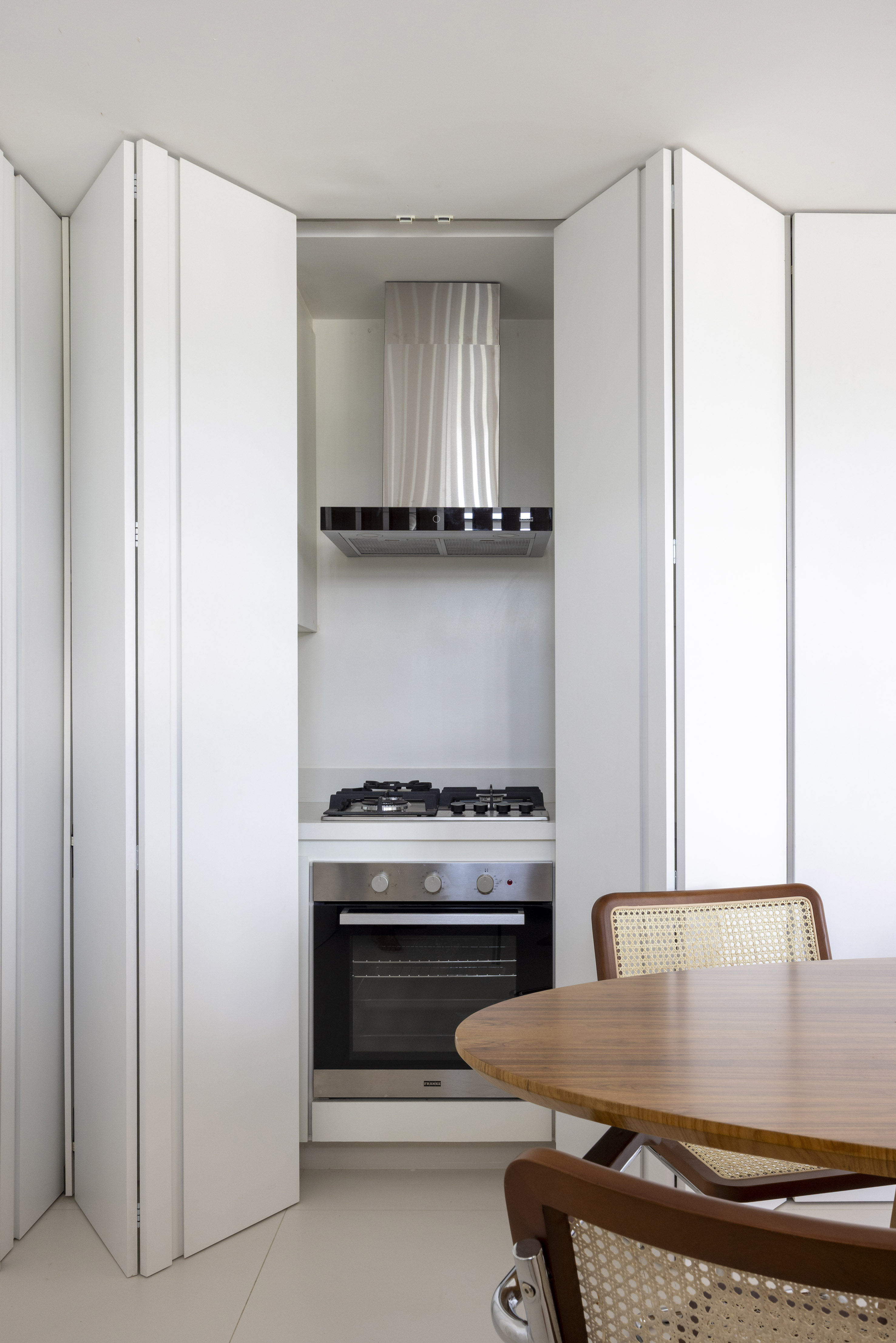 Reforma transforma sala de 12 m² em living amplo de 41 m². Projeto de BRIC Arquitetura.