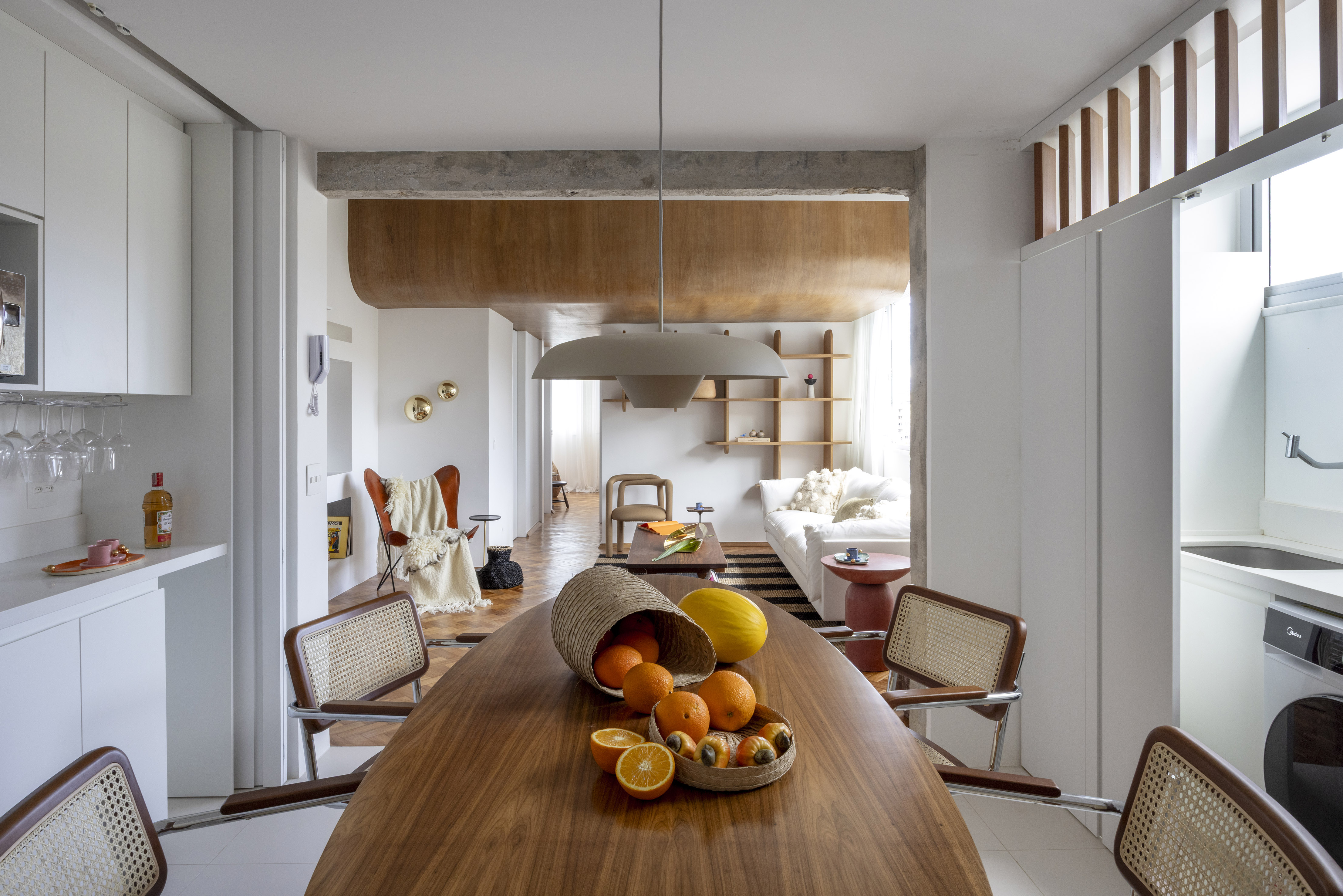 Reforma transforma sala de 12 m² em living amplo de 41 m². Projeto de BRIC Arquitetura.