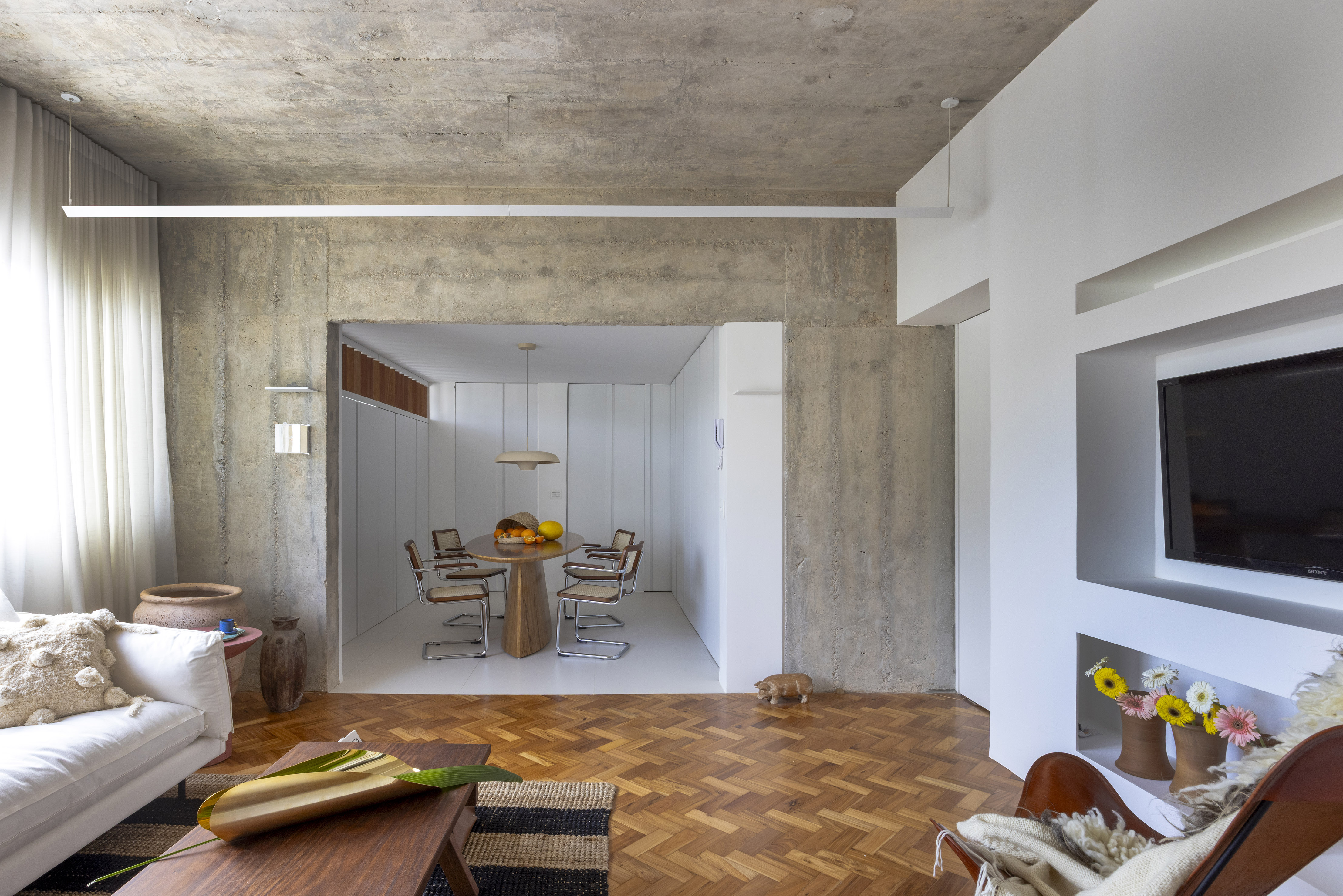 Reforma transforma sala de 12 m² em living amplo de 41 m². Projeto de BRIC Arquitetura.
