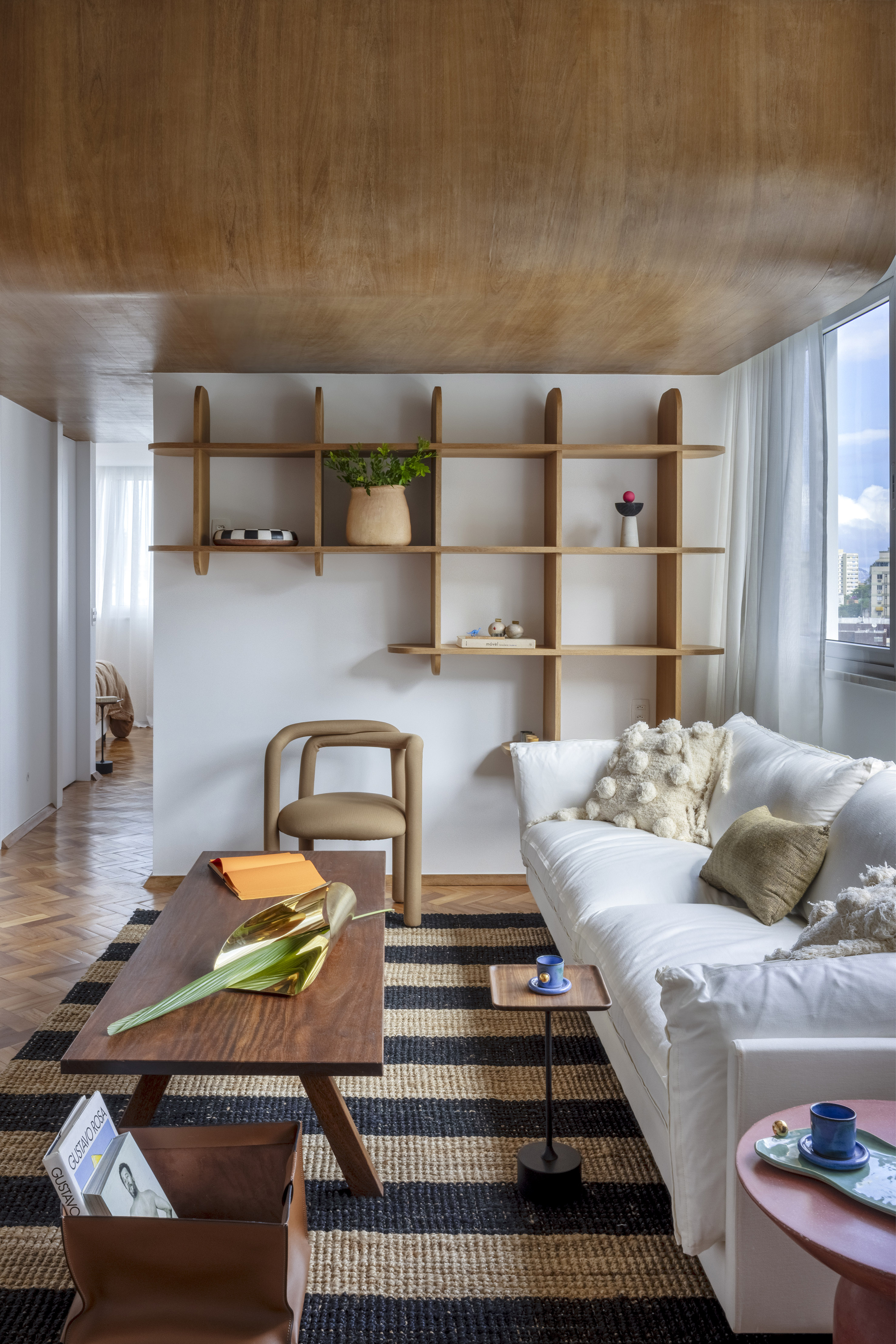 Reforma transforma sala de 12 m² em living amplo de 41 m². Projeto de BRIC Arquitetura.