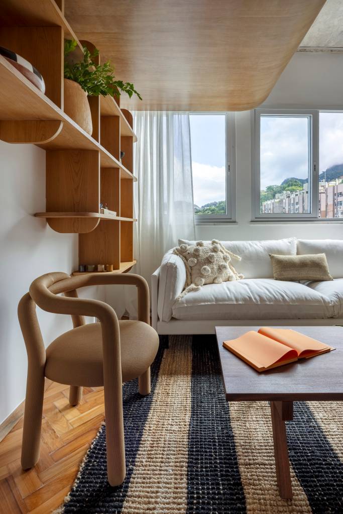 Reforma transforma sala de 12 m² em living amplo de 41 m². Projeto de BRIC Arquitetura.