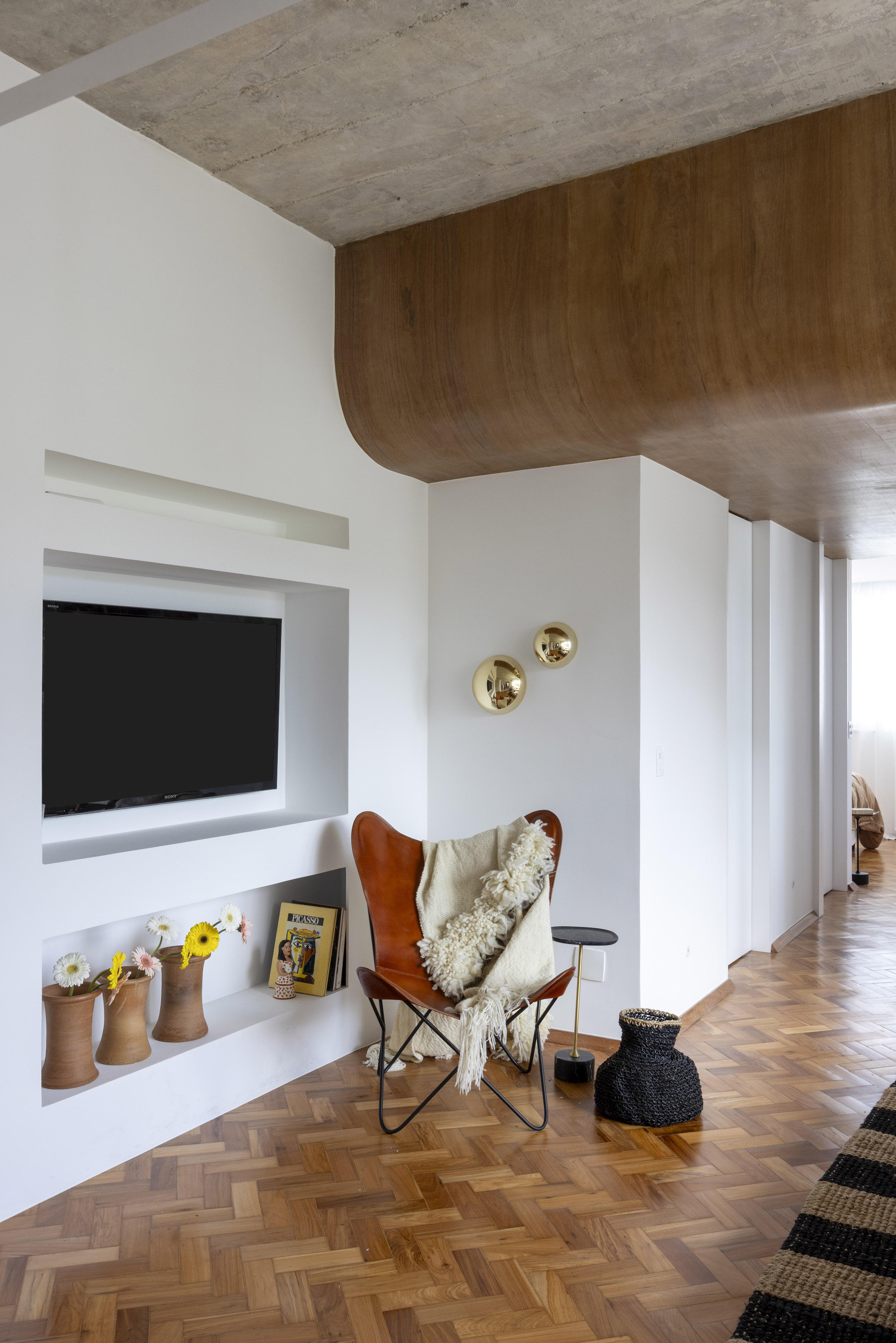 Reforma transforma sala de 12 m² em living amplo de 41 m². Projeto de BRIC Arquitetura.