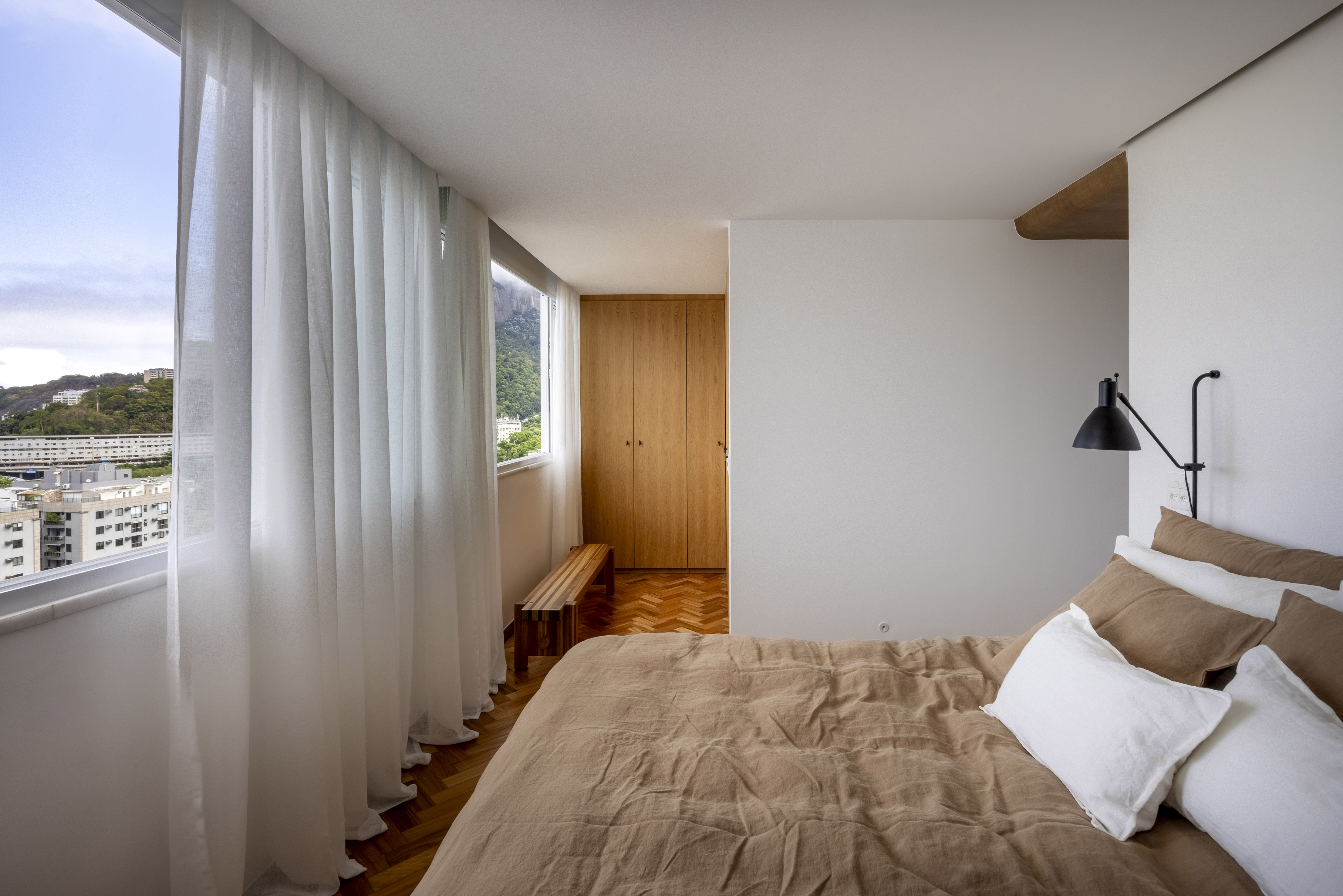 Reforma transforma sala de 12 m² em living amplo de 41 m². Projeto de BRIC Arquitetura.