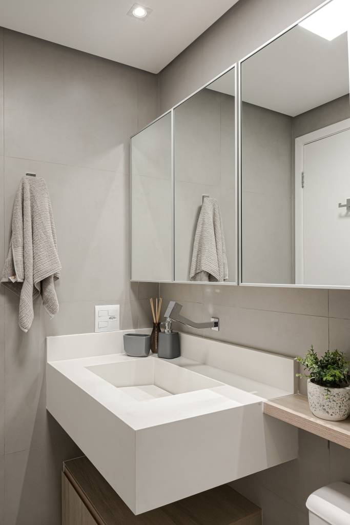 revestimentos-hexagonais-em-bancada-dao-charme-extra-a-cozinha-azul-de-ape-rmv-interiores-03 Revestimentos hexagonais em bancada dão charme extra a cozinha azul de apê. Projeto de RMV Interiores.