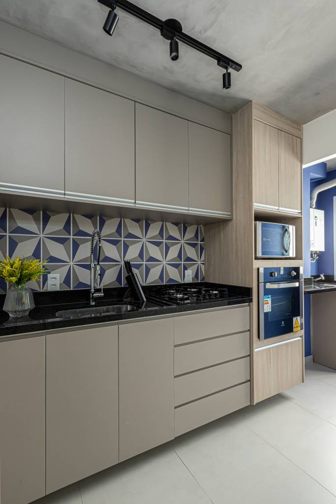 revestimentos-hexagonais-em-bancada-dao-charme-extra-a-cozinha-azul-de-ape-rmv-interiores-18 Revestimentos hexagonais em bancada dão charme extra a cozinha azul de apê. Projeto de RMV Interiores.