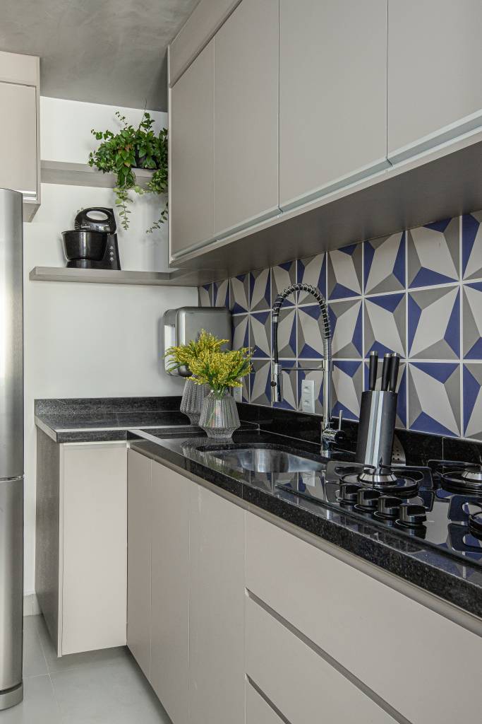revestimentos-hexagonais-em-bancada-dao-charme-extra-a-cozinha-azul-de-ape-rmv-interiores-20 Revestimentos hexagonais em bancada dão charme extra a cozinha azul de apê. Projeto de RMV Interiores.