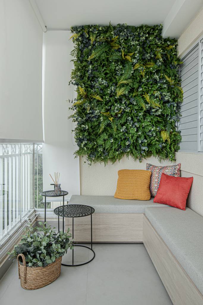 revestimentos-hexagonais-em-bancada-dao-charme-extra-a-cozinha-azul-de-ape-rmv-interiores-21-varanda-jardim-vertical Revestimentos hexagonais em bancada dão charme extra a cozinha azul de apê. Projeto de RMV Interiores.