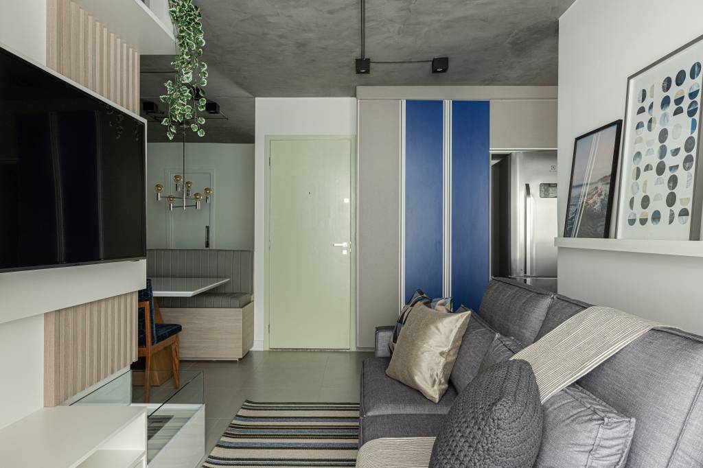 revestimentos-hexagonais-em-bancada-dao-charme-extra-a-cozinha-azul-de-ape-rmv-interiores-28 Revestimentos hexagonais em bancada dão charme extra a cozinha azul de apê. Projeto de RMV Interiores.