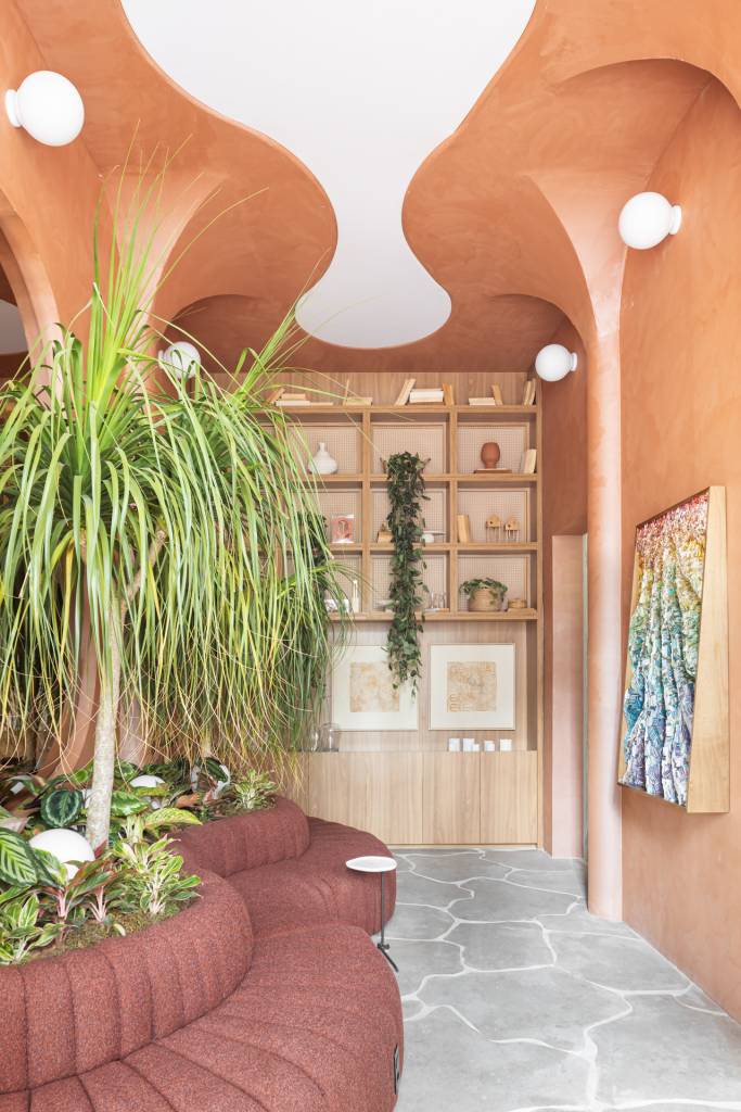 CASACOR SP: Sala de descompressão e relaxamento tem linhas arredondadas e tons naturais. Projeto de Tetriz Arquitetura para a CASACOR São Paulo.