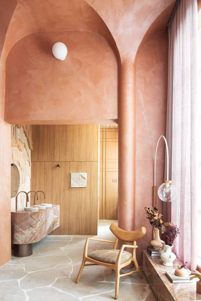 CASACOR SP: Sala de descompressão e relaxamento tem linhas arredondadas e tons naturais. Projeto de Tetriz Arquitetura para a CASACOR São Paulo.