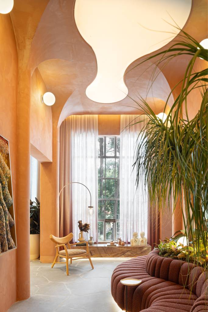 CASACOR SP: Sala de descompressão e relaxamento tem linhas arredondadas e tons naturais. Projeto de Tetriz Arquitetura para a CASACOR São Paulo.