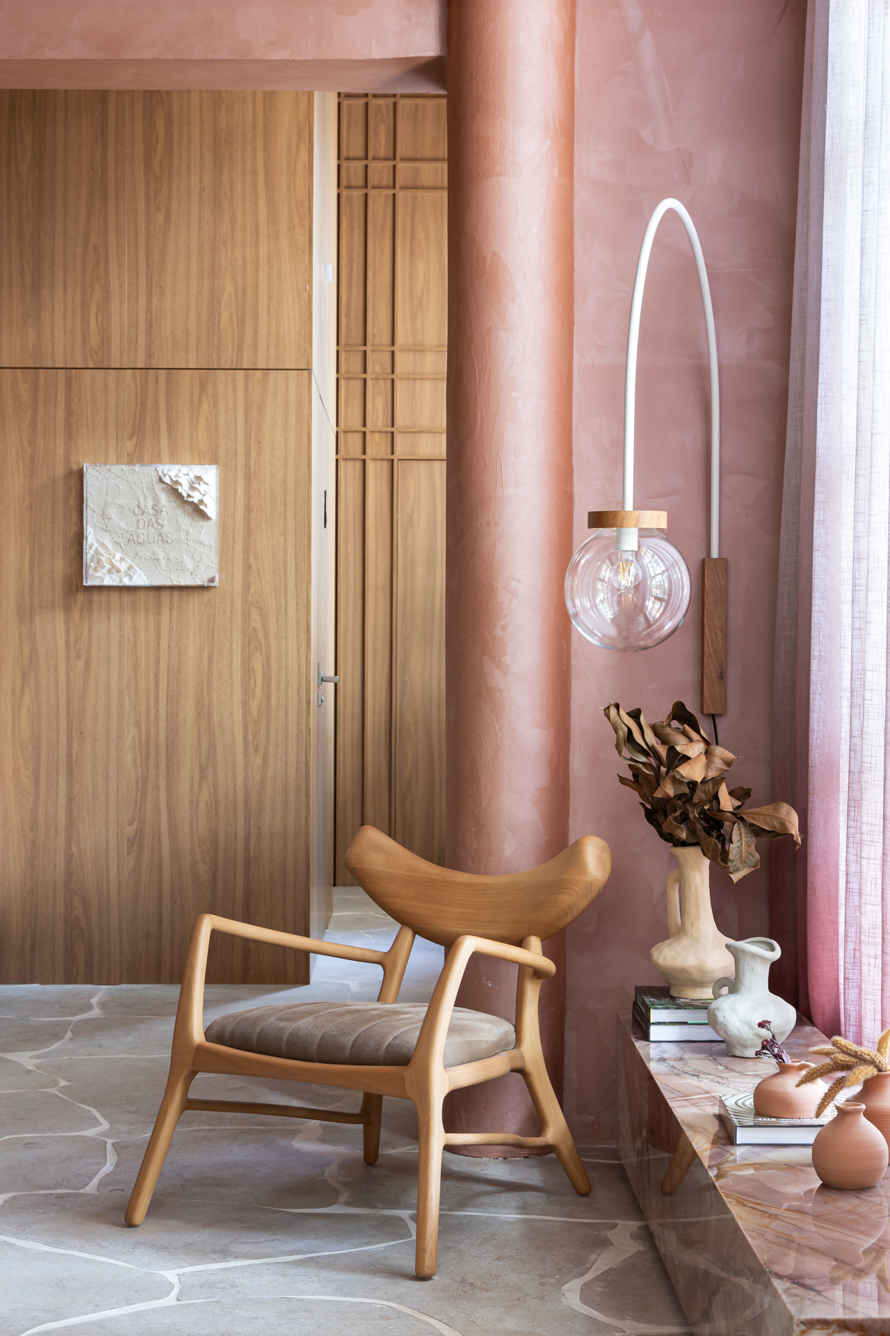 CASACOR SP: Sala de descompressão e relaxamento tem linhas arredondadas e tons naturais. Projeto de Tetriz Arquitetura para a CASACOR São Paulo.