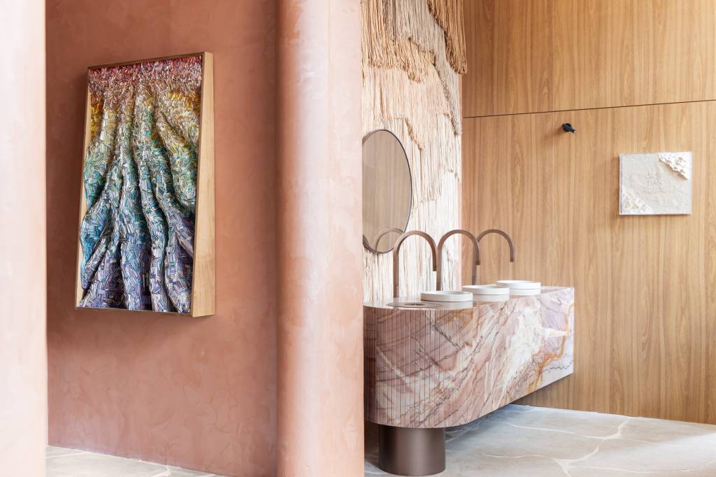 CASACOR SP: Sala de descompressão e relaxamento tem linhas arredondadas e tons naturais. Projeto de Tetriz Arquitetura para a CASACOR São Paulo.
