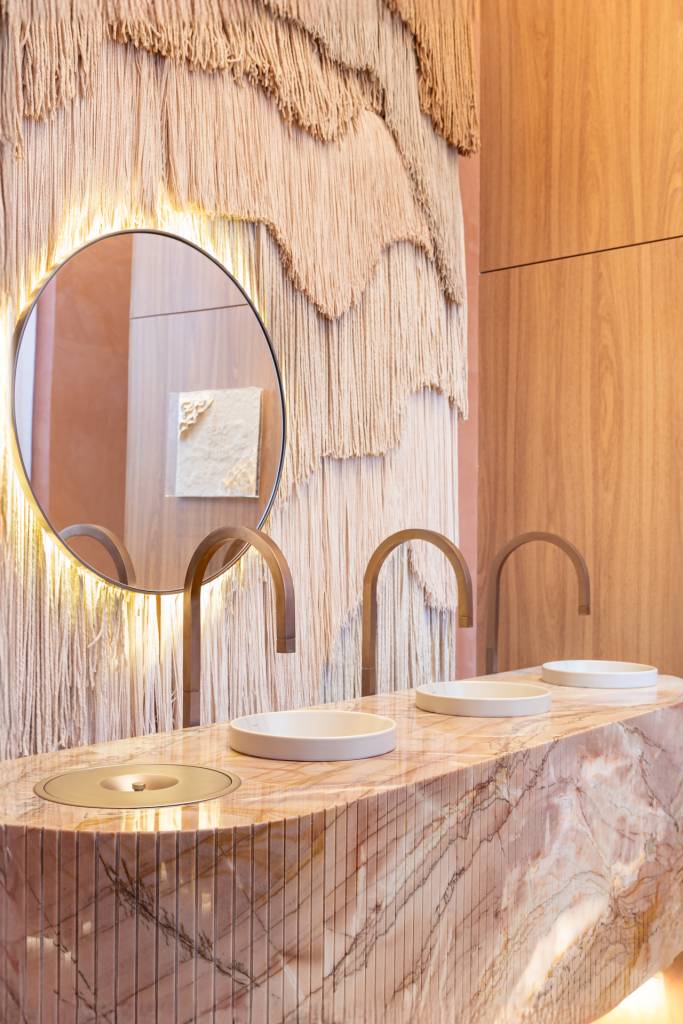 CASACOR SP: Sala de descompressão e relaxamento tem linhas arredondadas e tons naturais. Projeto de Tetriz Arquitetura para a CASACOR São Paulo.