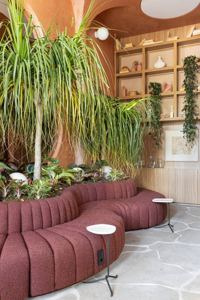 CASACOR SP: Sala de descompressão e relaxamento tem linhas arredondadas e tons naturais. Projeto de Tetriz Arquitetura para a CASACOR São Paulo.