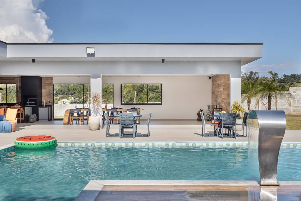 sem-verde-casa-com-450-m-de-torcedor-do-corinthians-nao-incluiu-a-cor-do-palmeiras-henrique-mariani-09-piscina Sem verde! Casa com 450 m² de torcedor do Corinthians não incluiu a cor do Palmeiras! Projeto de Henrique Mariani.