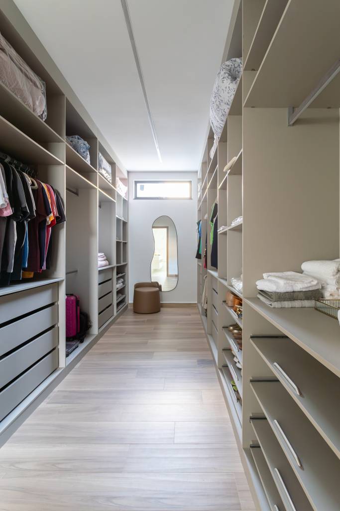 sem-verde-casa-com-450-m-de-torcedor-do-corinthians-nao-incluiu-a-cor-do-palmeiras-henrique-mariani-31-closet Sem verde! Casa com 450 m² de torcedor do Corinthians não incluiu a cor do Palmeiras! Projeto de Henrique Mariani.