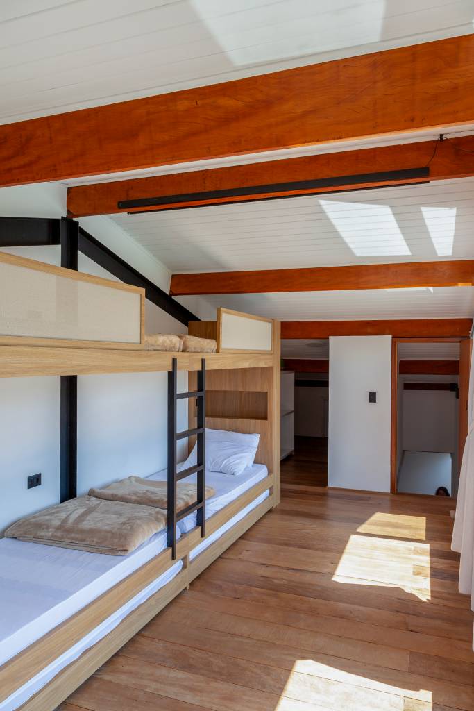 Suíte principal, academia e sauna são interligadas por pergolado nesta casa de campo. Projeto de Sandra Sayeg.