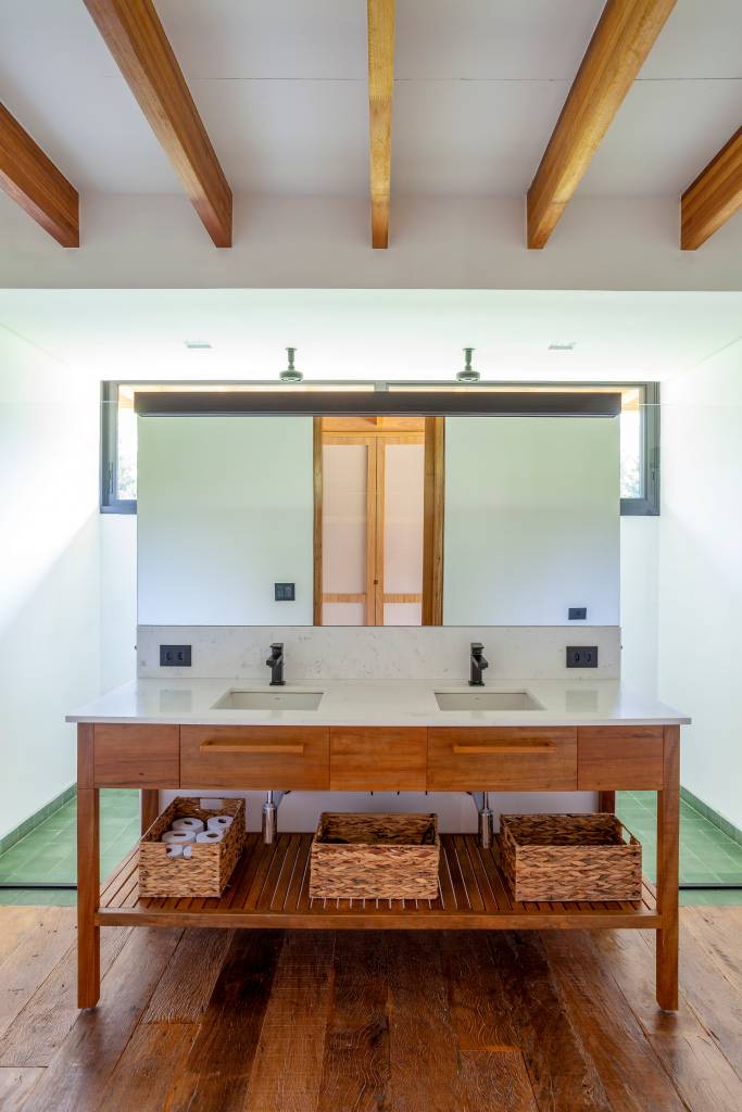 Suíte principal, academia e sauna são interligadas por pergolado nesta casa de campo. Projeto de Sandra Sayeg.