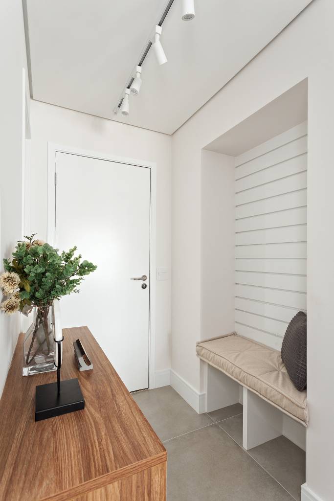 toalheiros-em-serralheria-descem-do-teto-em-banheiro-e-lavabo-deste-apartamento-rmv-interiores-06-hall Toalheiros em serralheria descem do teto em banheiro e lavabo deste apartamento. Projeto de RMV Interiores.