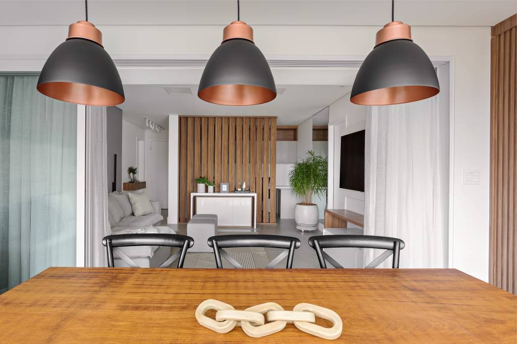 toalheiros-em-serralheria-descem-do-teto-em-banheiro-e-lavabo-deste-apartamento-rmv-interiores-09-luminaria Toalheiros em serralheria descem do teto em banheiro e lavabo deste apartamento. Projeto de RMV Interiores.