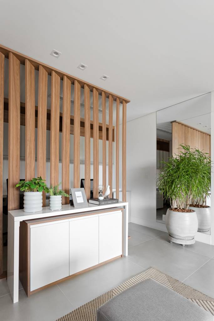 toalheiros-em-serralheria-descem-do-teto-em-banheiro-e-lavabo-deste-apartamento-rmv-interiores-15-aparador Toalheiros em serralheria descem do teto em banheiro e lavabo deste apartamento. Projeto de RMV Interiores.