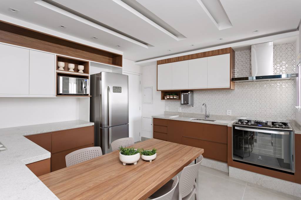 toalheiros-em-serralheria-descem-do-teto-em-banheiro-e-lavabo-deste-apartamento-rmv-interiores-20-cozinha Toalheiros em serralheria descem do teto em banheiro e lavabo deste apartamento. Projeto de RMV Interiores.
