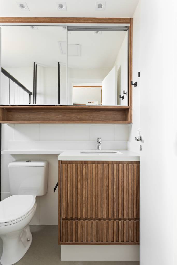 toalheiros-em-serralheria-descem-do-teto-em-banheiro-e-lavabo-deste-apartamento-rmv-interiores-24 Toalheiros em serralheria descem do teto em banheiro e lavabo deste apartamento. Projeto de RMV Interiores.