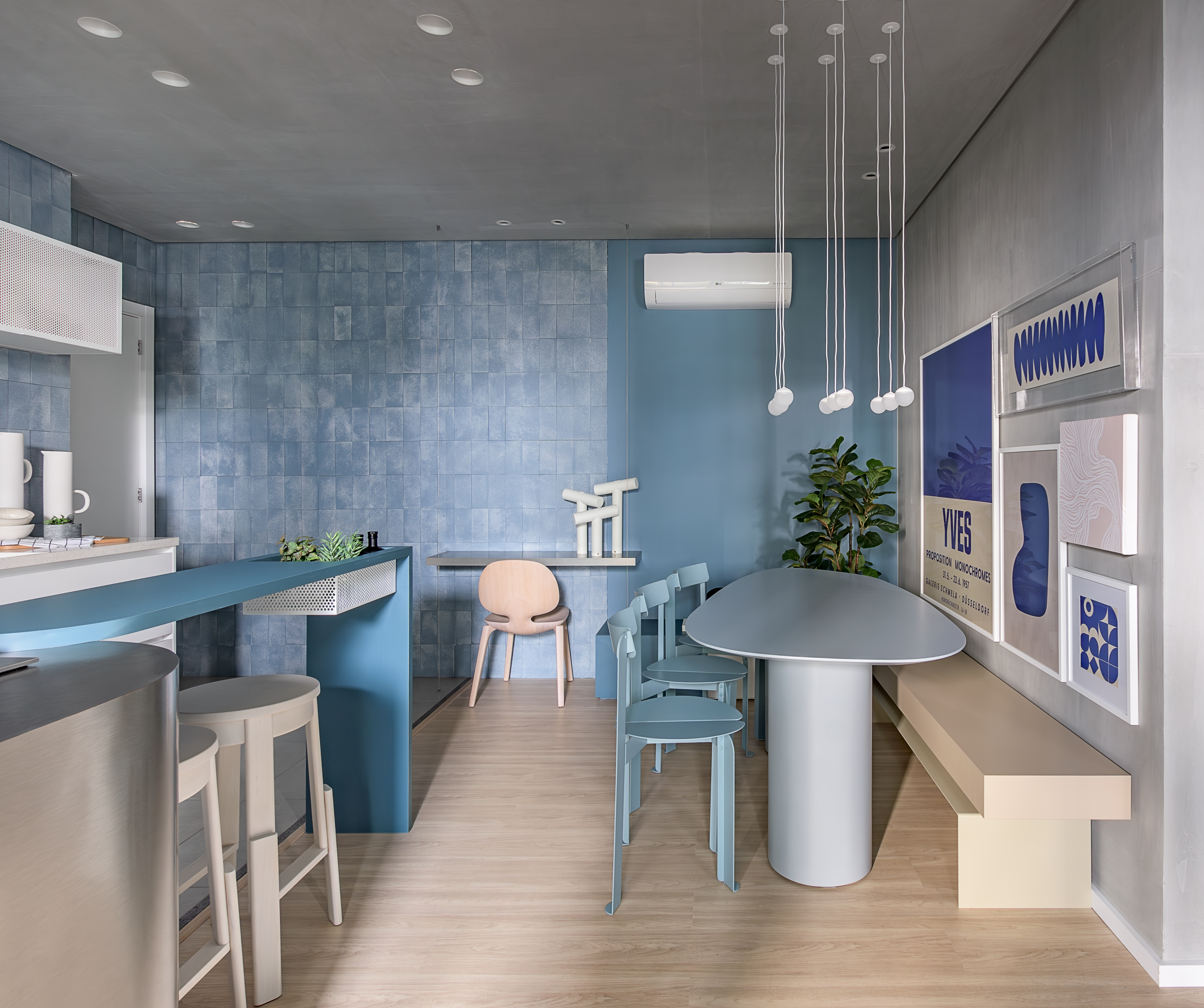 Tudo azul! Tom aparece em paredes, azulejos e arte neste apê de 74 m². Projeto de Bohrer Arquitetos.