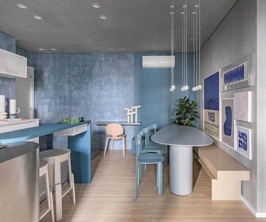 Tudo azul! Tom aparece em paredes, azulejos e arte neste apê de 74 m². Projeto de Bohrer Arquitetos.