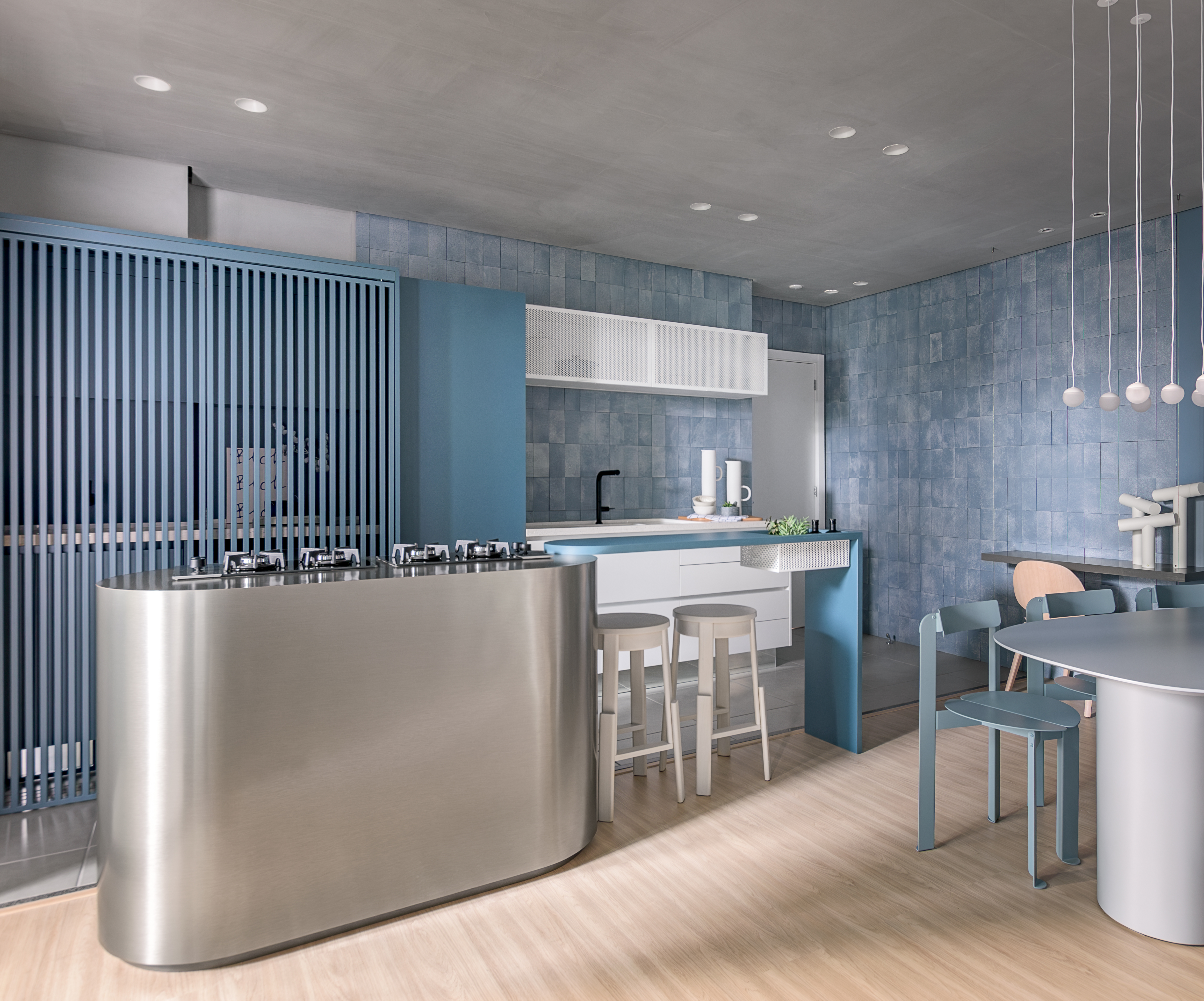 Tudo azul! Tom aparece em paredes, azulejos e arte neste apê de 74 m². Projeto de Bohrer Arquitetos.