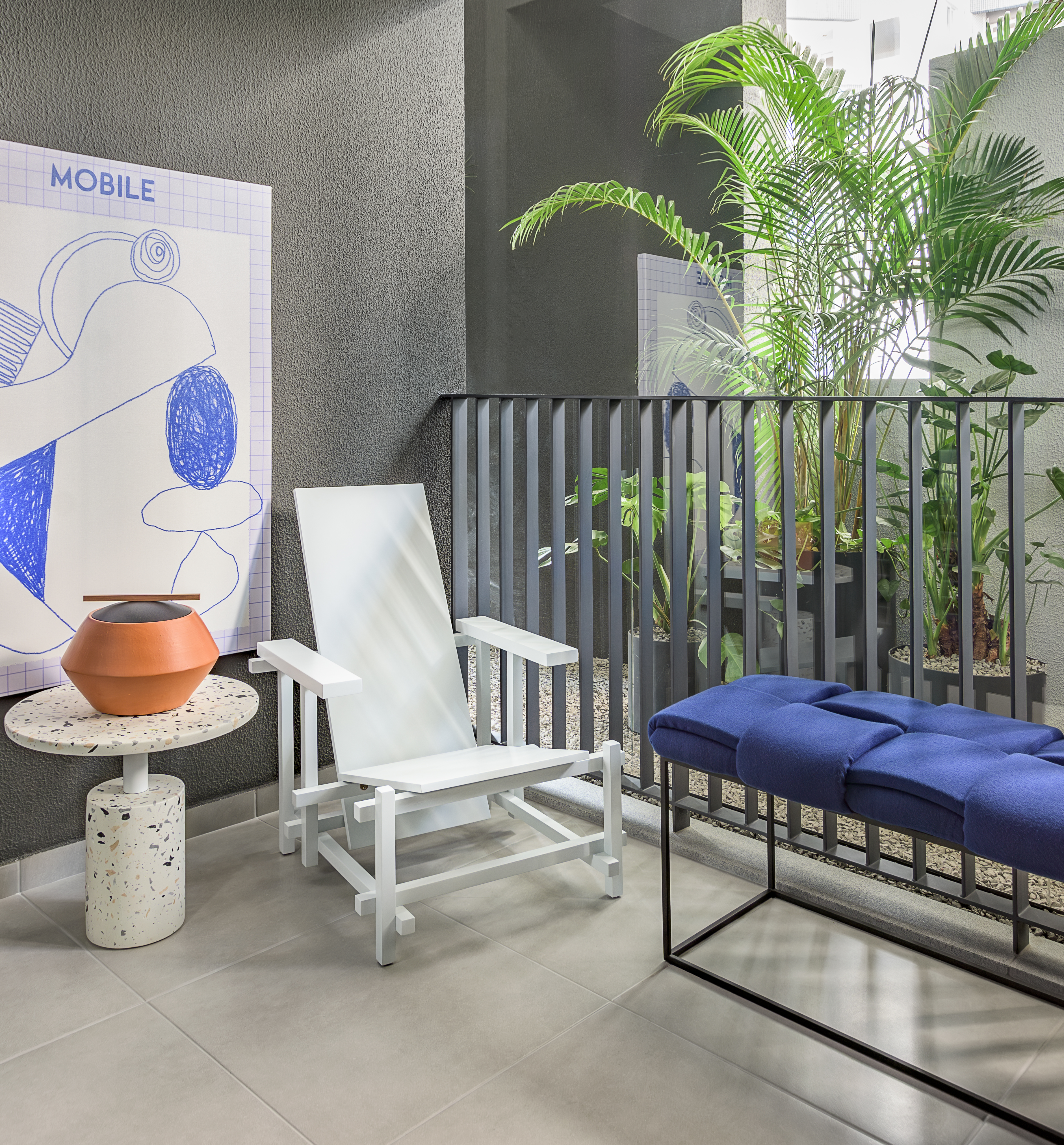 Tudo azul! Tom aparece em paredes, azulejos e arte neste apê de 74 m². Projeto de Bohrer Arquitetos.