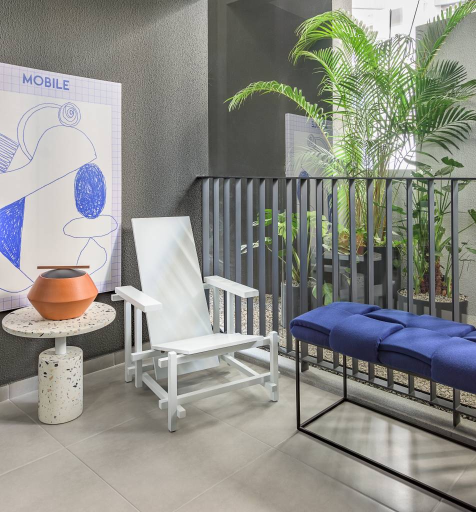 Tudo azul! Tom aparece em paredes, azulejos e arte neste apê de 74 m². Projeto de Bohrer Arquitetos.