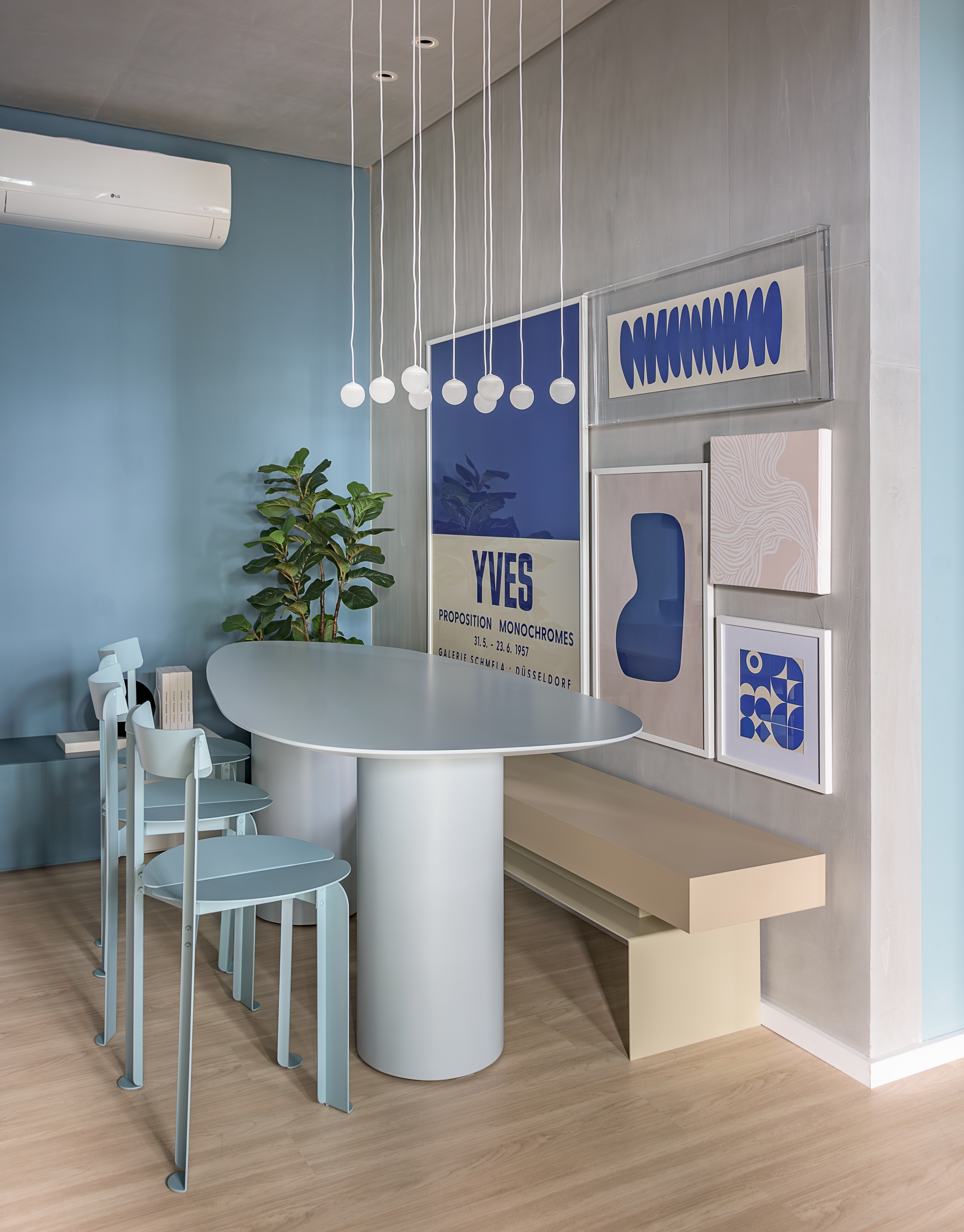 Tudo azul! Tom aparece em paredes, azulejos e arte neste apê de 74 m². Projeto de Bohrer Arquitetos.