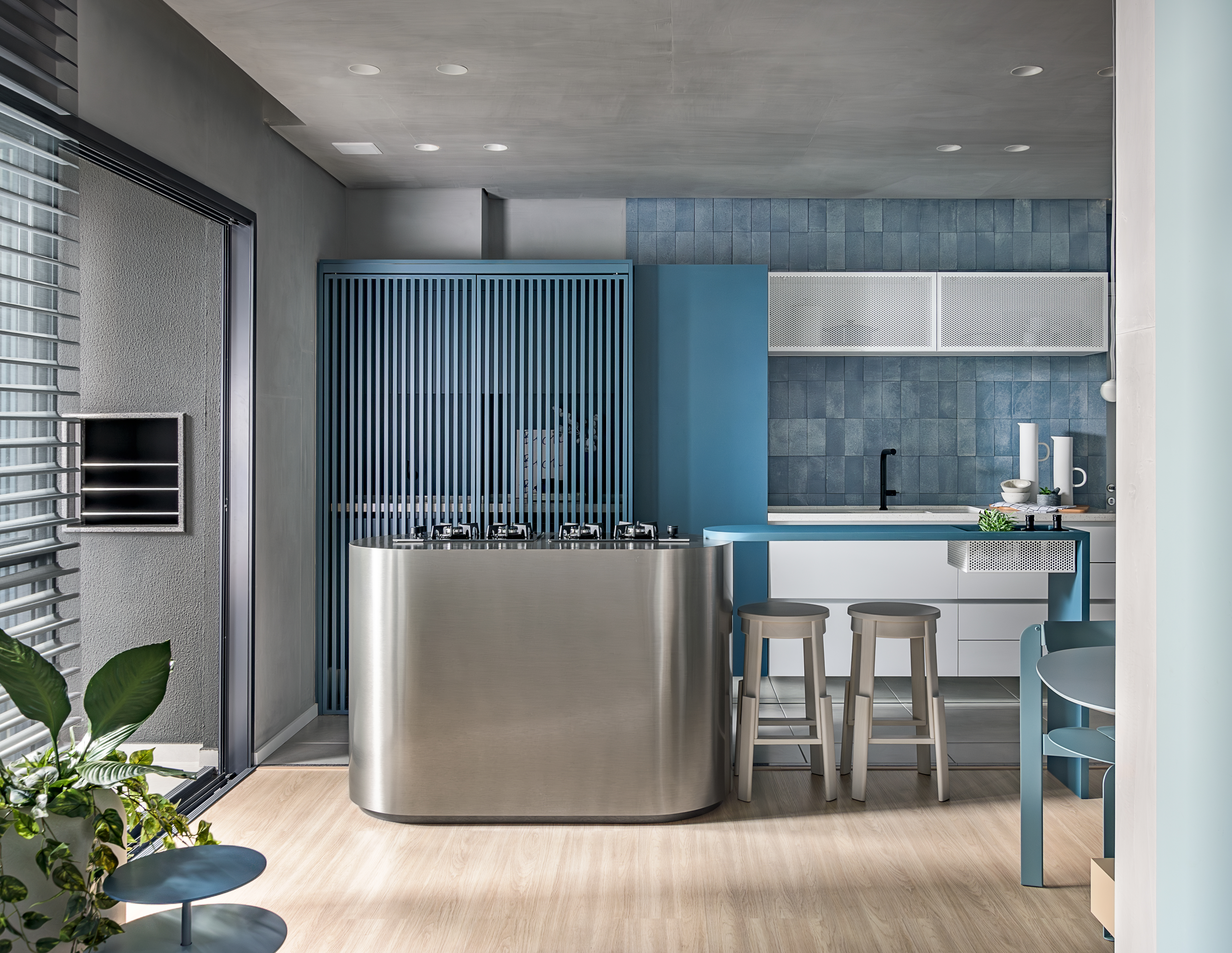 Tudo azul! Tom aparece em paredes, azulejos e arte neste apê de 74 m²