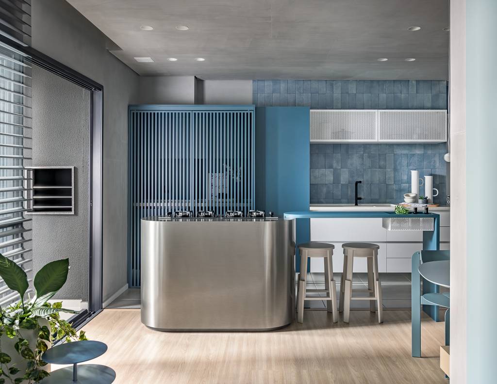 Tudo azul! Tom aparece em paredes, azulejos e arte neste apê de 74 m². Projeto de Bohrer Arquitetos.