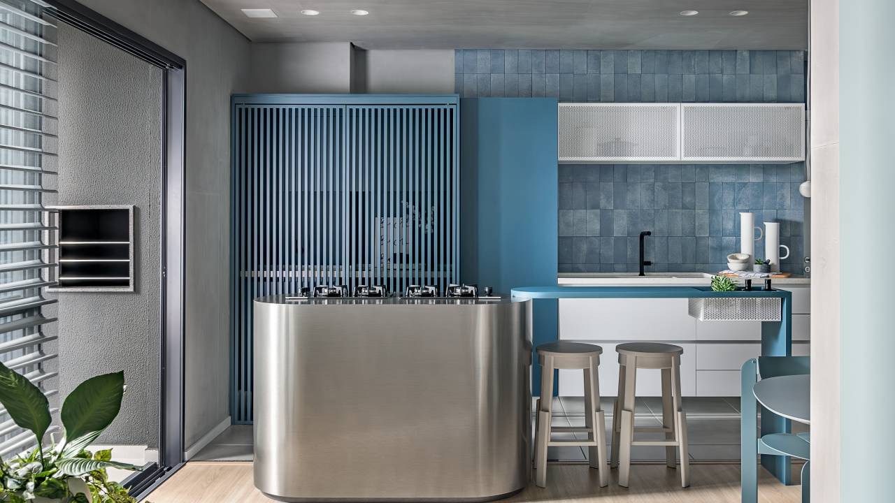 Tudo azul! Tom aparece em paredes, azulejos e arte neste apê de 74 m². Projeto de Bohrer Arquitetos.