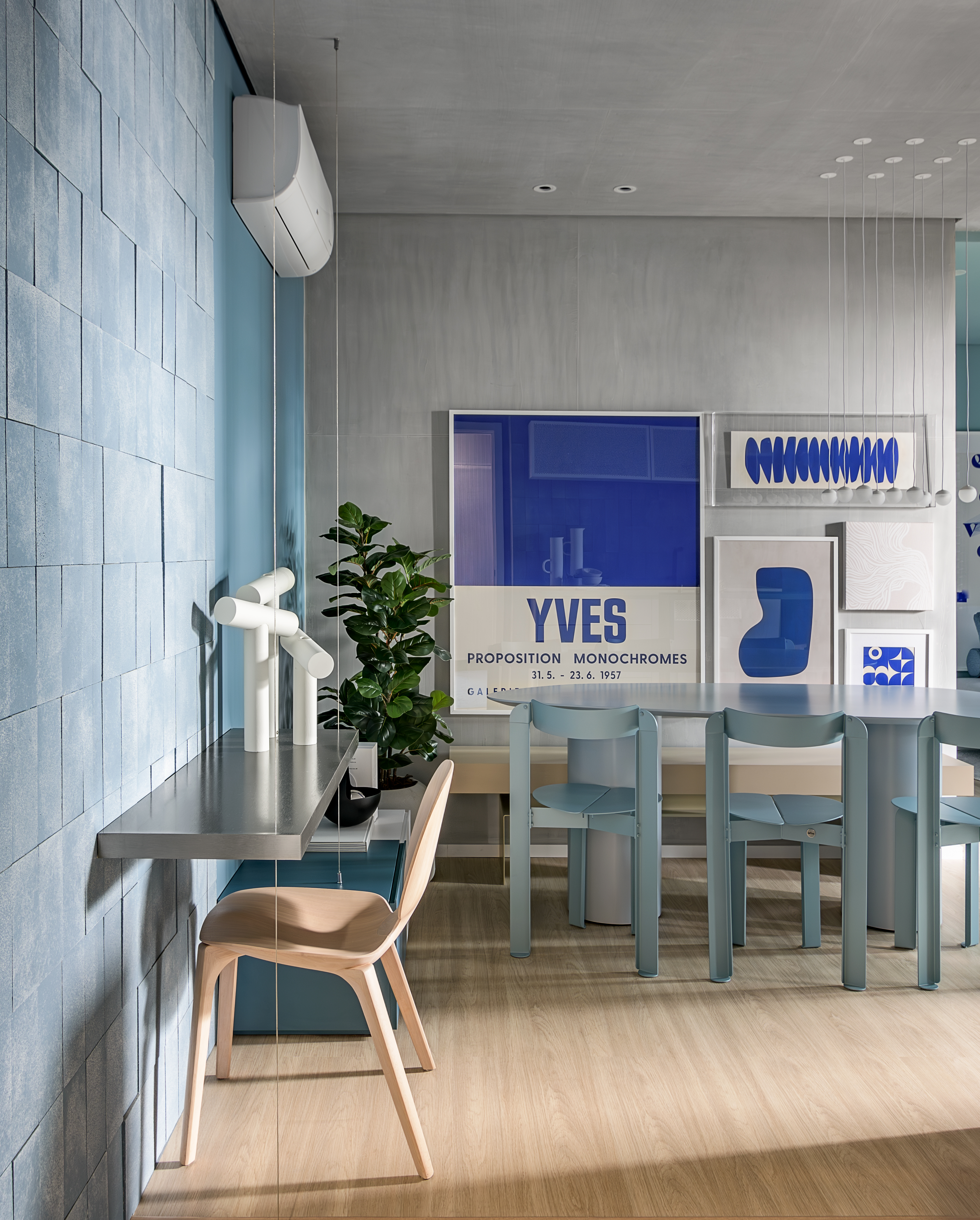 Tudo azul! Tom aparece em paredes, azulejos e arte neste apê de 74 m². Projeto de Bohrer Arquitetos.