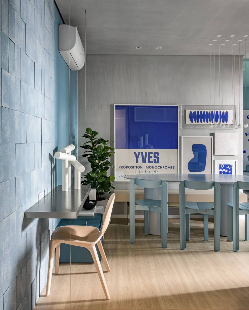 Tudo azul! Tom aparece em paredes, azulejos e arte neste apê de 74 m². Projeto de Bohrer Arquitetos.