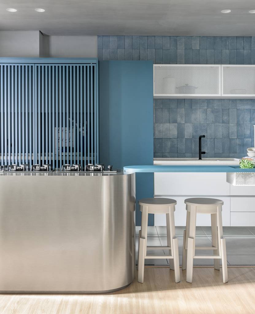 Tudo azul! Tom aparece em paredes, azulejos e arte neste apê de 74 m². Projeto de Bohrer Arquitetos.