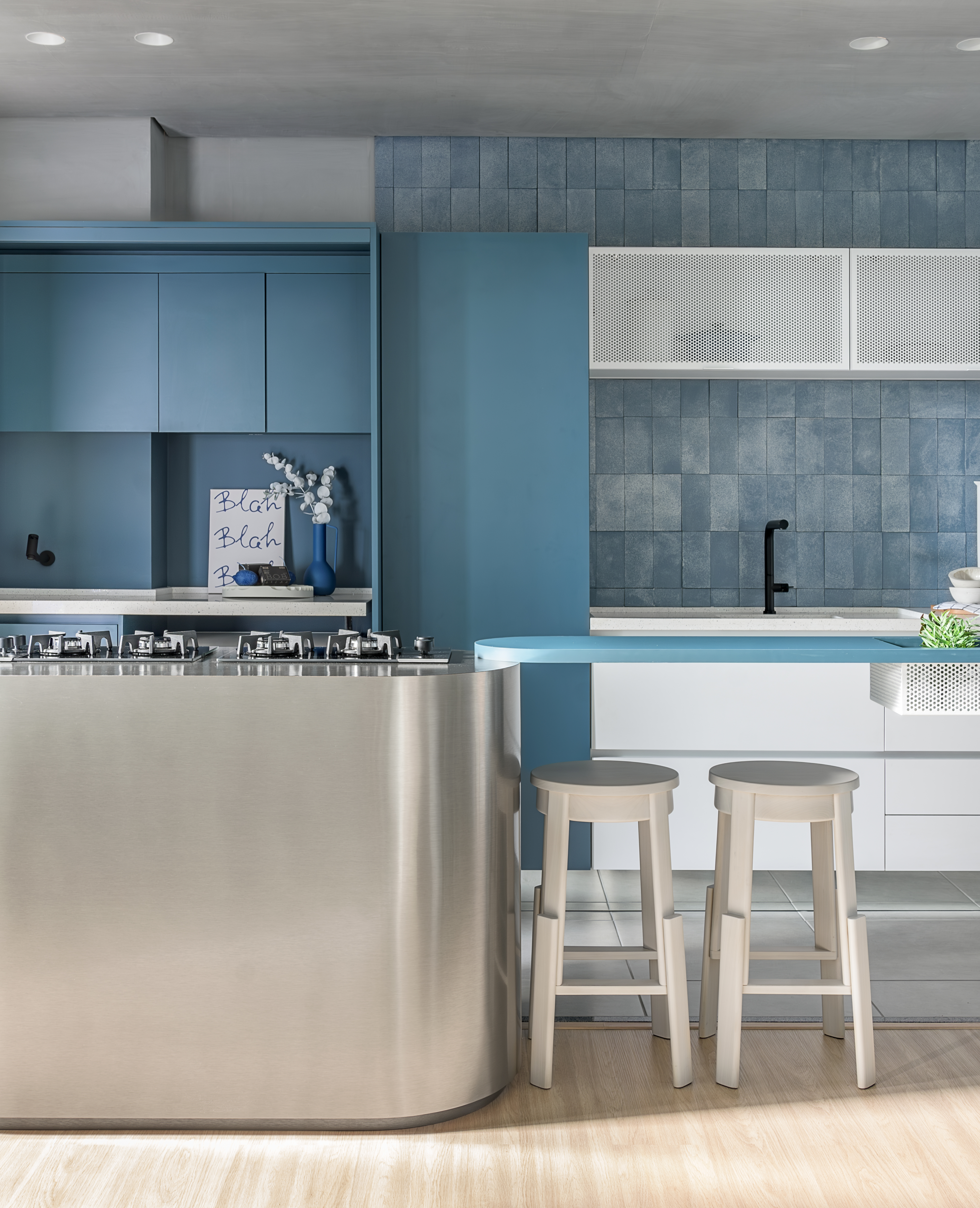Tudo azul! Tom aparece em paredes, azulejos e arte neste apê de 74 m². Projeto de Bohrer Arquitetos.