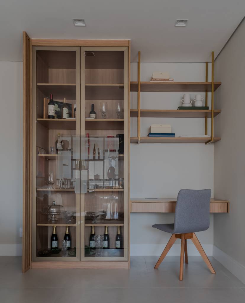 4-projetos-com-home-offices-em-salas-de-estar-elegantes-e-diferentes-projeto-mari-milani-01-cristaleira 4 projetos com home offices em salas de estar elegantes e diferentes. Projeto de Mari Milani.