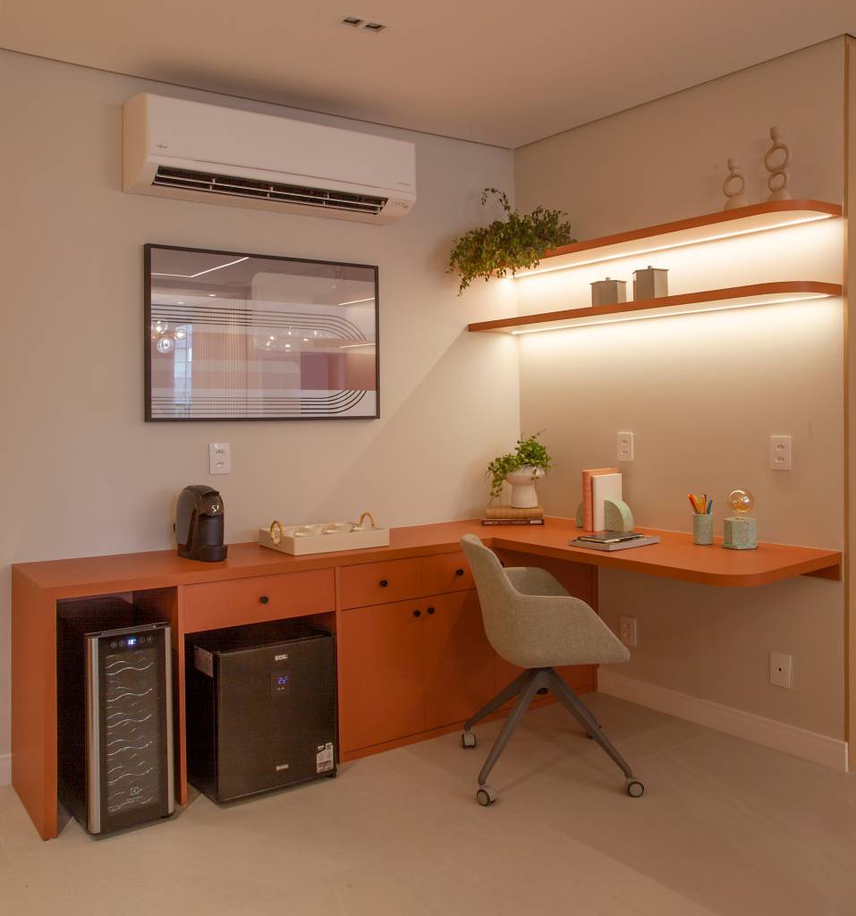 4-projetos-com-home-offices-em-salas-de-estar-elegantes-e-diferentes-projeto-mari-milani-07-laranja 4 projetos com home offices em salas de estar elegantes e diferentes. Projeto de Mari Milani.