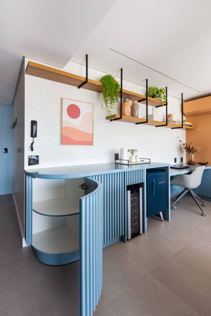 4-projetos-com-home-offices-em-salas-de-estar-elegantes-e-diferentes-projeto-mari-milani-10-ripado 4 projetos com home offices em salas de estar elegantes e diferentes. Projeto de Mari Milani.