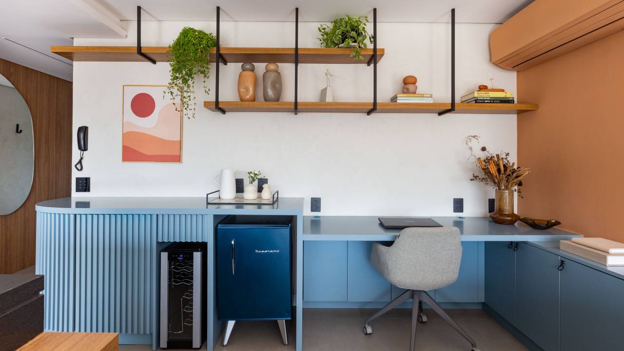 4 projetos com home offices em salas de estar elegantes e diferentes. Projeto de Mari Milani.