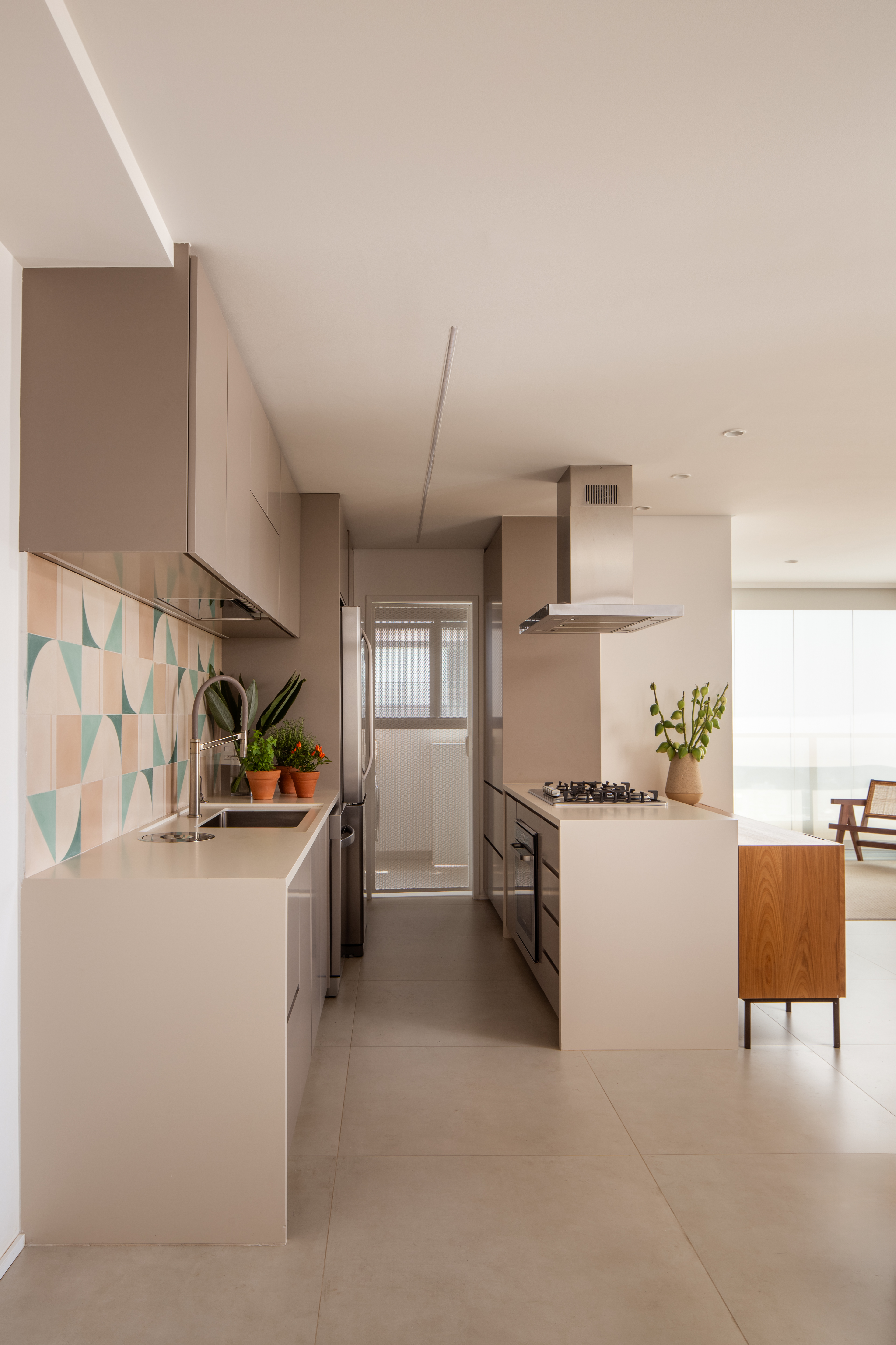 Apê ganha sofá pequeno embutido na marcenaria para contemplar vista. Projeto de W. Arquitetura.