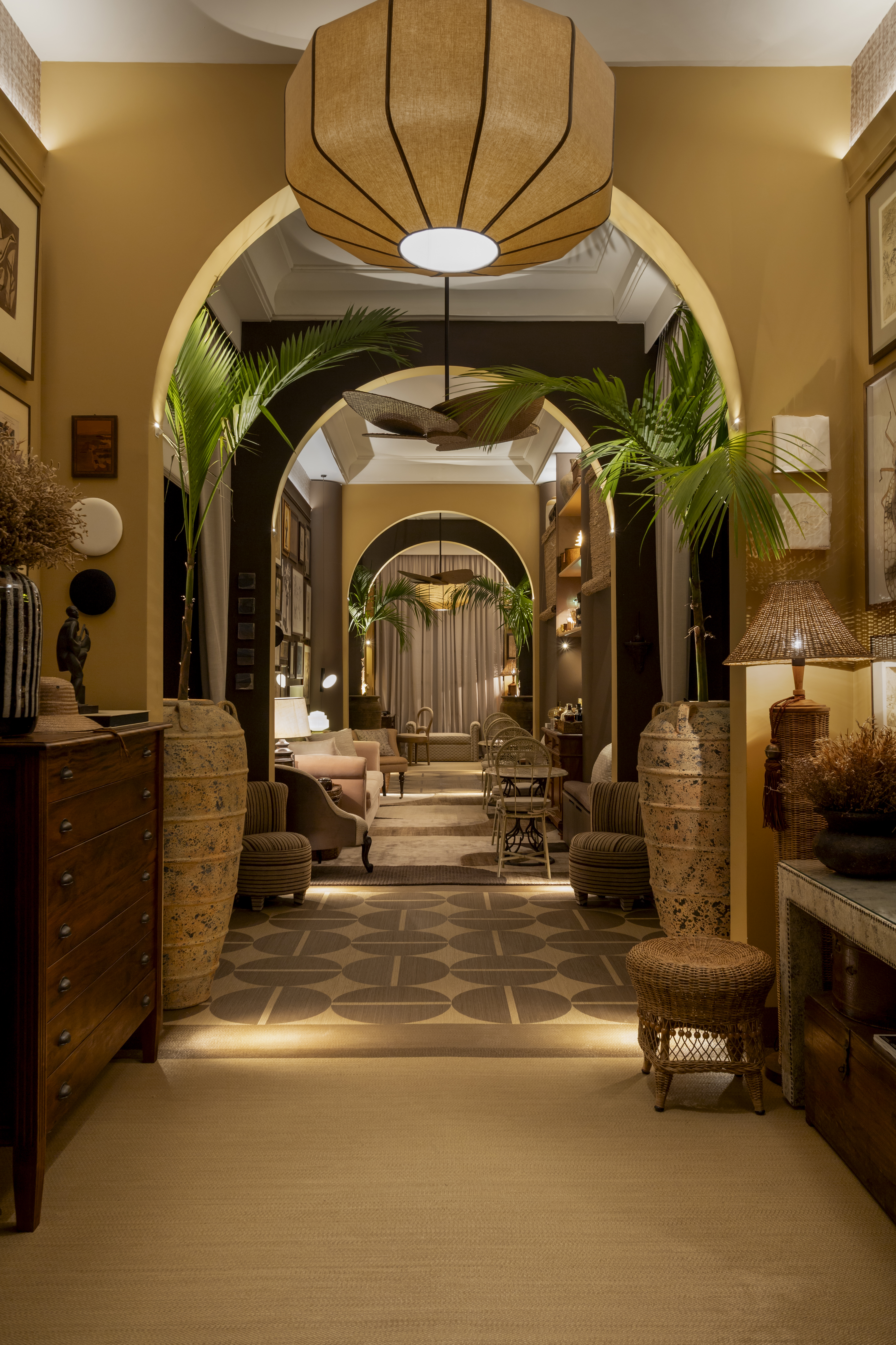 Arcos setorizam os cinco ambientes de hotel na CASACOR SP. Frezza & Figueiredo Arquitetura e Interiores.
