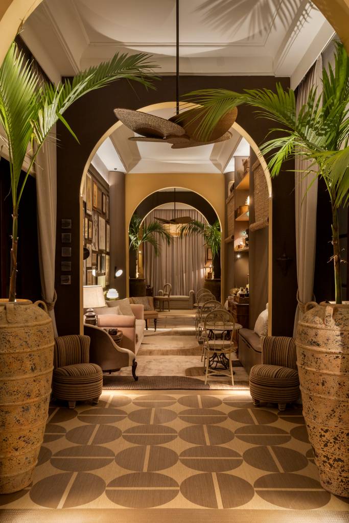 Arcos setorizam os cinco ambientes de hotel na CASACOR SP. Frezza & Figueiredo Arquitetura e Interiores.