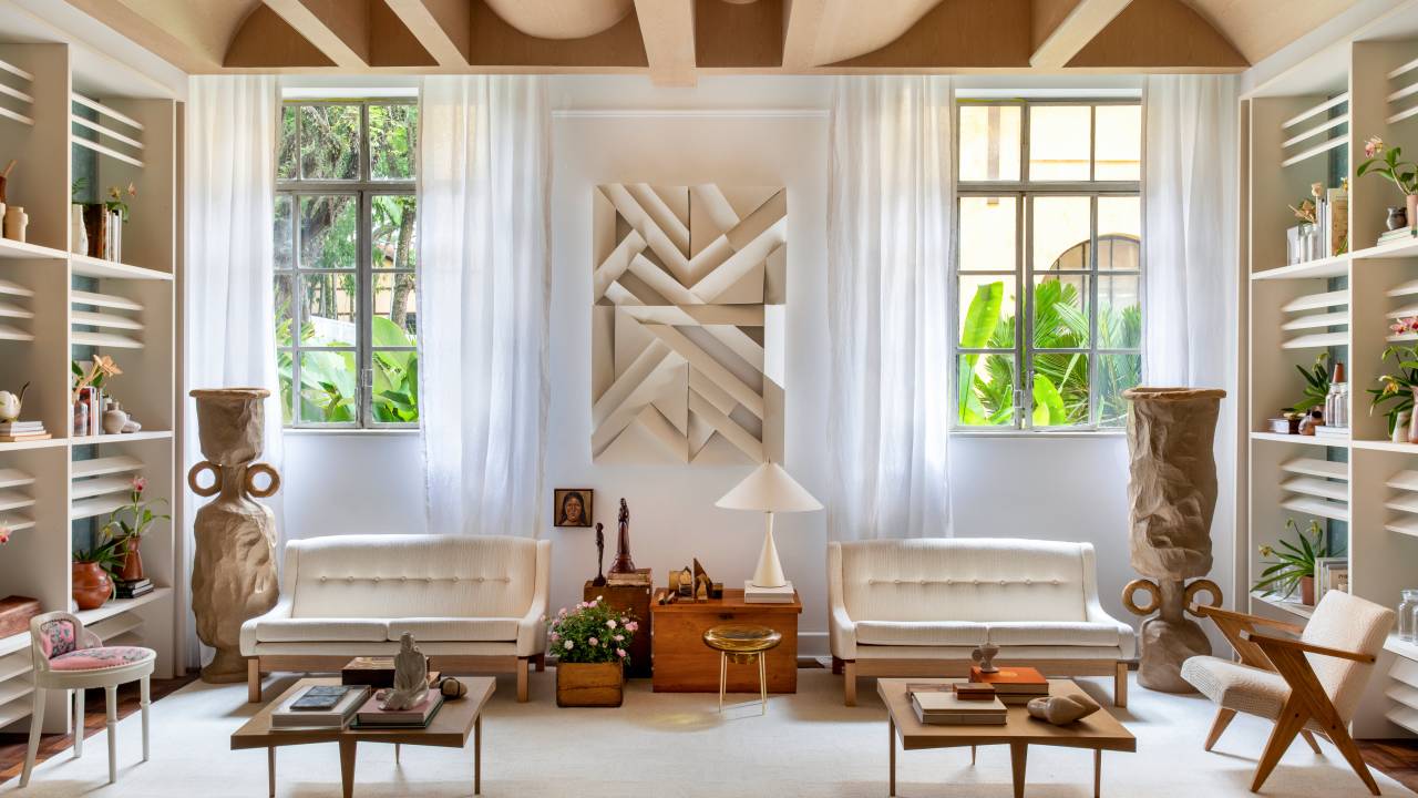 CASACOR São Paulo: casa em tons claros foi inspirada nas novelas. Projeto de Gabriel Fernandes.